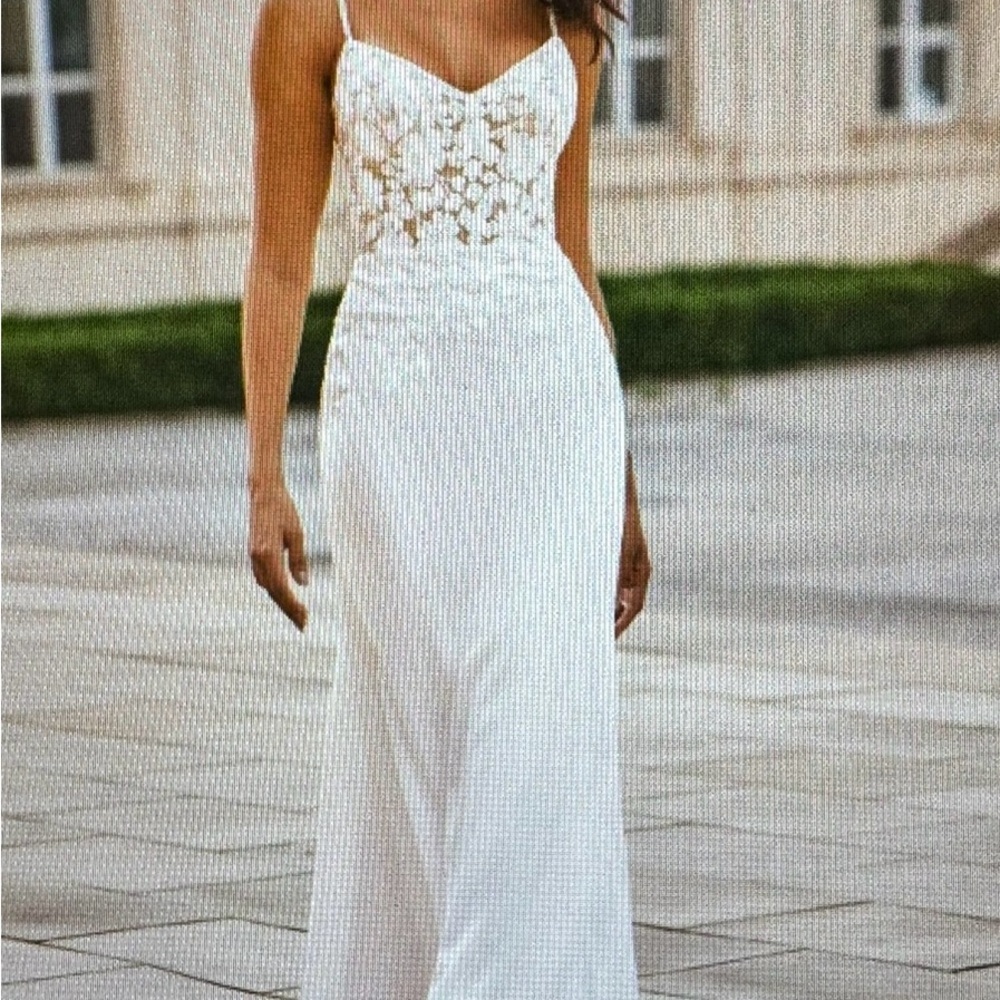 White Sleeveless Sweetheart Sheath Gown
